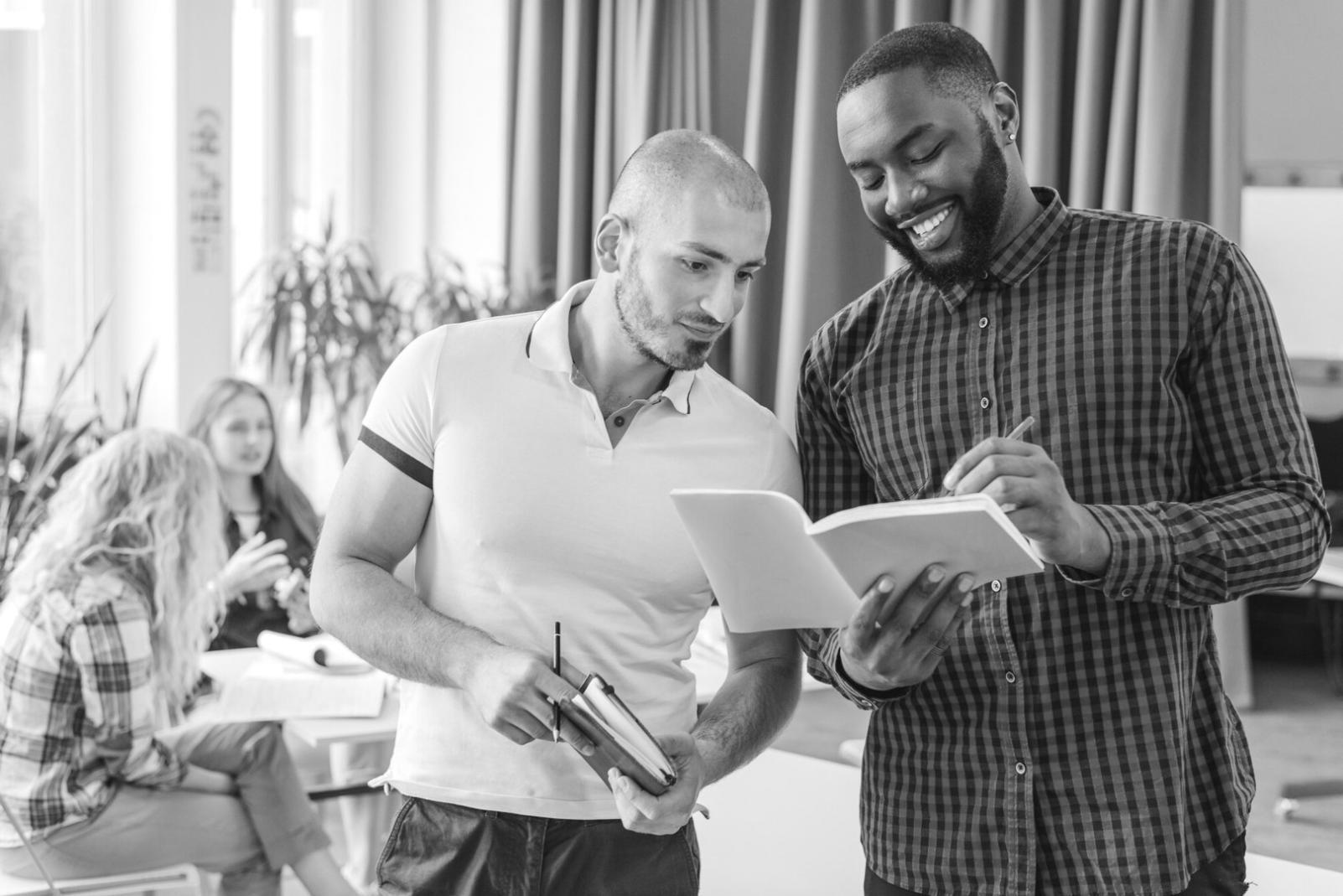 Planification financière approfondie avec documents et ordinateur